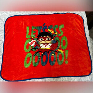 Kids plush blanket with pockets